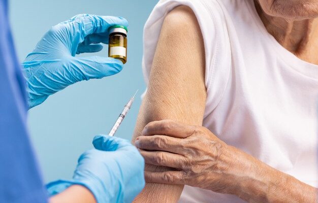 Limoeiro organiza vacinação contra Covid-19 para idosos acima de 85 anos
