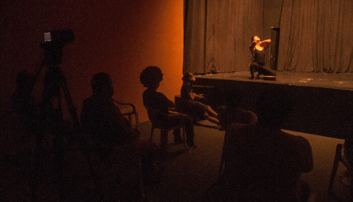 Limoeiro recebe oficina que aborda ensino do teatro com foco na iluminação