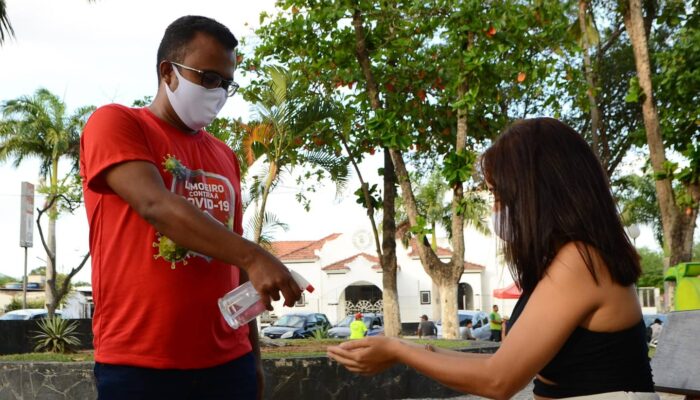 Orientadores reforçam ações de prevenção à pandemia nos espaços públicos de Limoeiro