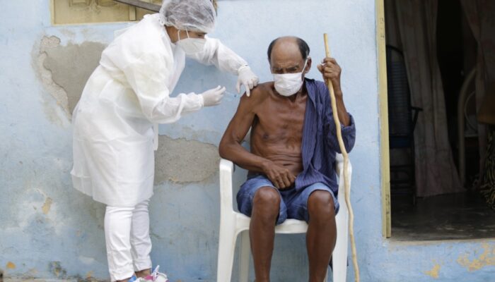 Vacinação em Limoeiro avança com idosos entre 75 e 79 anos