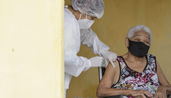 Limoeiro recebe mais doses de vacina contra Covid-19 e realiza vacinação em domicílio