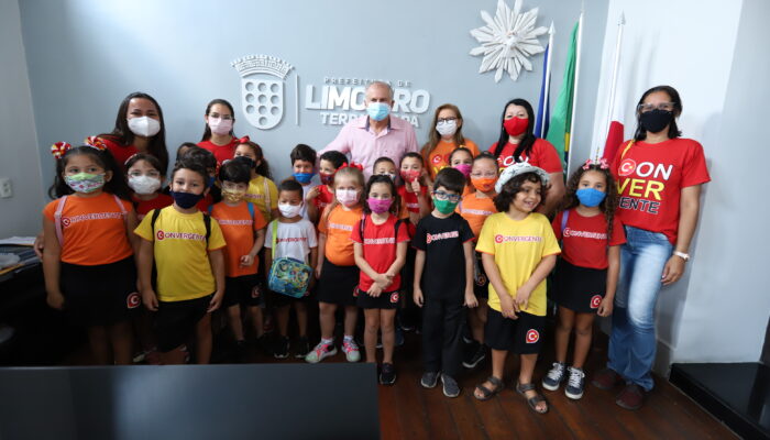 Gestão Municipal recebe visita de alunos da educação infantil