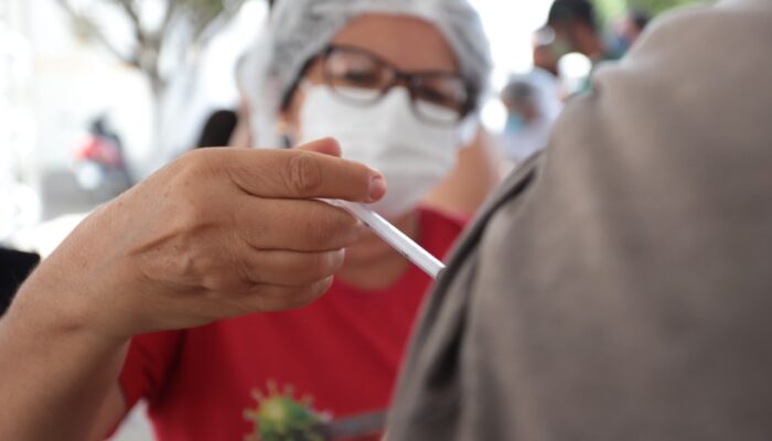 Em Limoeiro, grupos prioritários começam a receber dose de reforço da vacina contra Covid-19