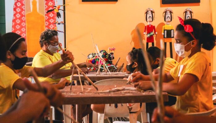 Exposição Mestres dos Saberes reúne peças de artesanato produzidas por 160 alunos de escolas públicas de Limoeiro