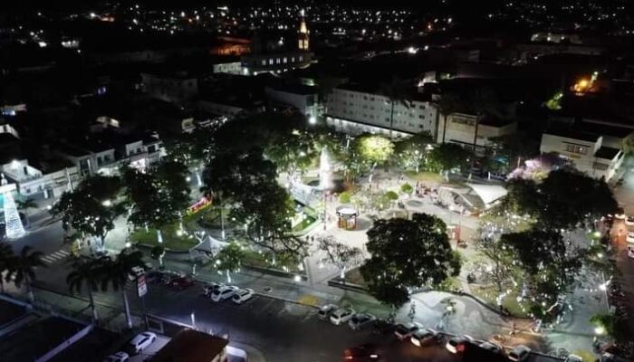 Natal Terra Amada: Prefeitura apresenta ao povo de Limoeiro a ornamentação natalina da Praça da Bandeira