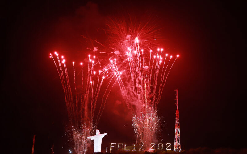 Um desenho preto e branco de fogos de artifício com as palavras fogos de  artifício no meio.