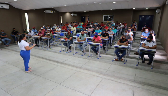 Prefeitura de Limoeiro promove capacitação para condutores de transporte escolar