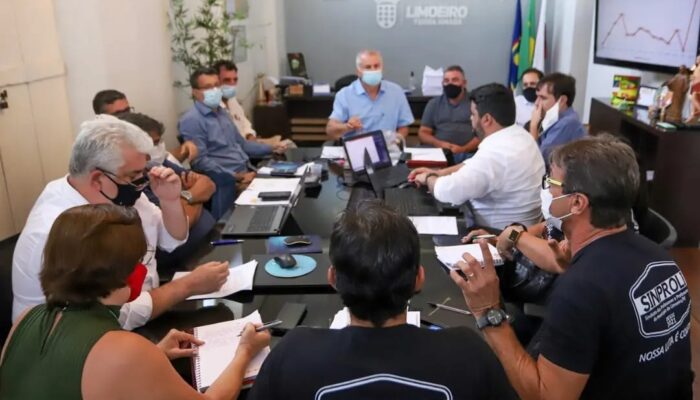Prefeitura de Limoeiro propõe atualização do piso salarial para professores da Rede Municipal de Ensino