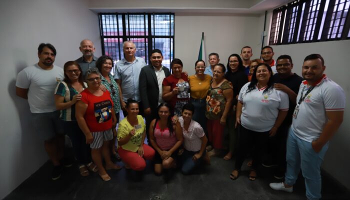 Prefeitura e Sebrae entregam Carteira Nacional do Artesão a artesãos e artesãs de Limoeiro na Sala do Empreendedor