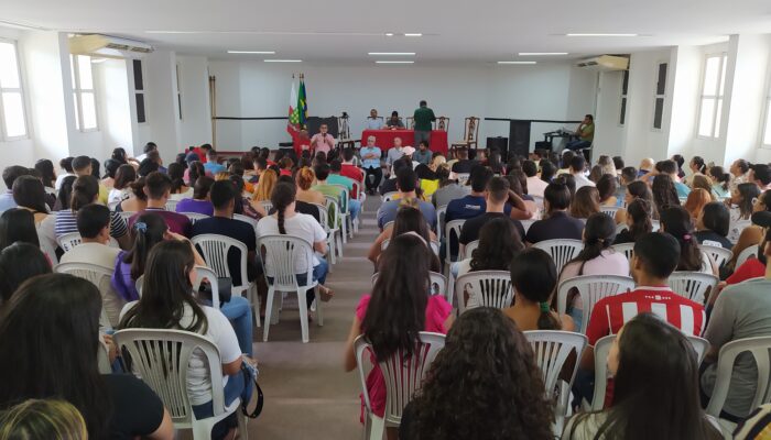 Prefeitura de Limoeiro apresenta Decreto Municipal que regulamenta Transporte Universitário a estudantes atendidos pelo serviço