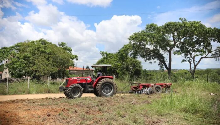 Prefeitura de Limoeiro entrega sementes aos agricultores e dá início à edição 2023 do Programa Terra Pronta