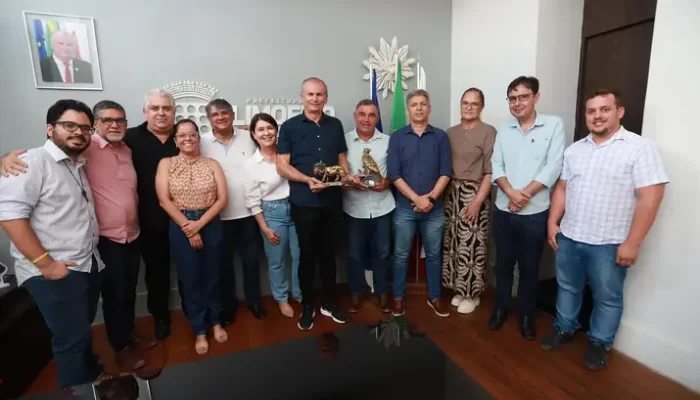 Prefeitura de Limoeiro é premiada com o Troféu Águia Dourada, da Revista Total