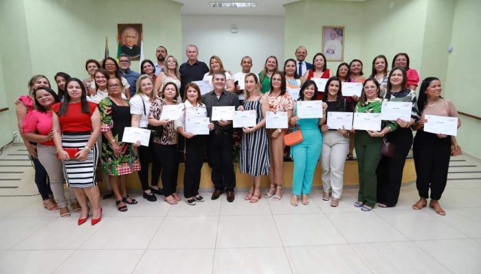 Prefeitura de Limoeiro empossa novos gestores escolares da Rede Municipal de Ensino