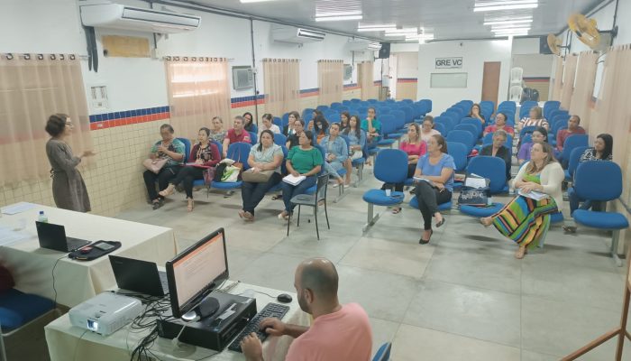 Gestores escolares da Rede Municipal de Ensino de Limoeiro participam de grupo de estudo coordenado pela UFPE