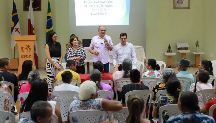 Prefeitura de Limoeiro realiza entrega de documentos referentes ao Programa Nacional de Habitação Rural