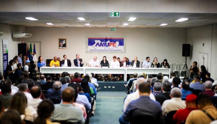 Prefeito de Limoeiro participa de reunião na AMUPE sobre redução do FPM e outros recursos dos municípios
