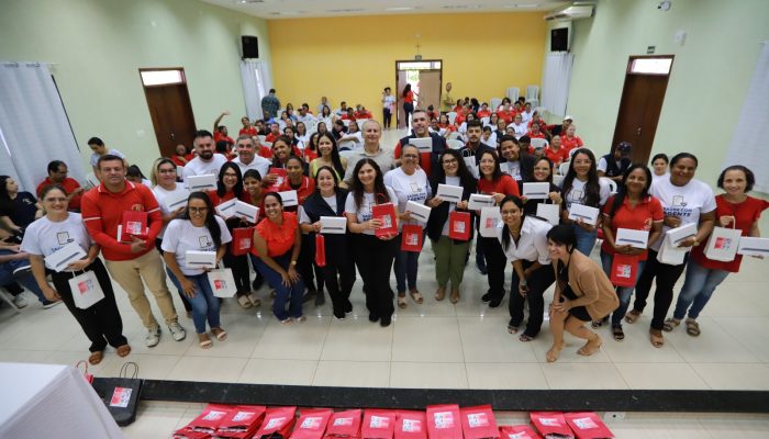 Prefeitura de Limoeiro entrega novos tablets aos Agentes Comunitários de Saúde