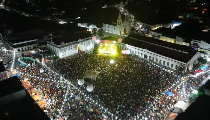 Prévia carnavalesca arrasta multidão para o Pátio de Eventos Toinho de Limoeiro
