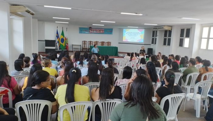 Apoios Escolares da Rede Municipal de Ensino de Limoeiro participam de capacitação na programação do Abril Azul
