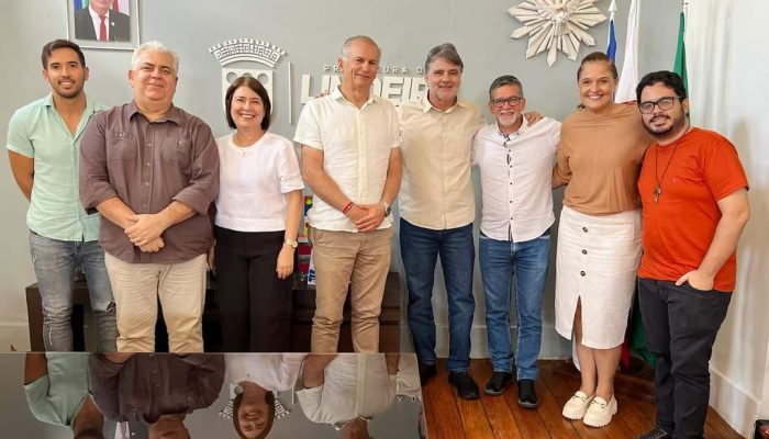 Prefeitura de Limoeiro recepciona ex-secretário estadual de Educação Raul Henry