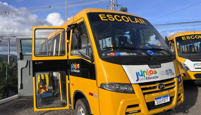 Juntos pela Educação: Limoeiro é contemplado com a entrega de um ônibus escolar